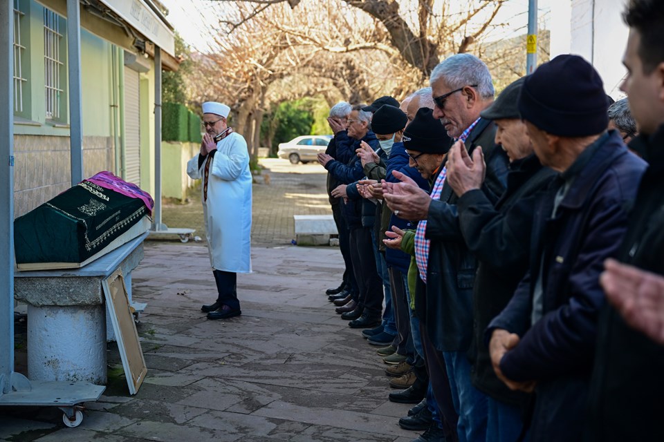 Neşe Can'ın İzmir'de Son Yolculuğu: Sanatçı Sevdikleri Tarafından Uğurlandı Ses sanatçısı Neşe Can İzmir'de son yolculuğuna uğurlandı - 1