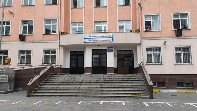 Kavga eden öğrencilerine 'Arkadaşlarınızı iyi seçin' dedi: 'Veliden öğretmene darp' iddiası