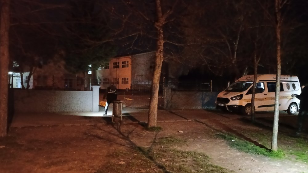 Okul Bahçesinde Velinin Saldırıya Uğraması Öğrenci velisi okul bahçesinde saldırıya uğradı