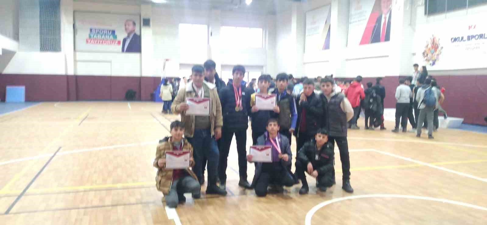 Özalpli Öğrenci Bilek Güreşinde İl Birincisi! Özalpli öğrenci bilek güreşinde il birincisi oldu