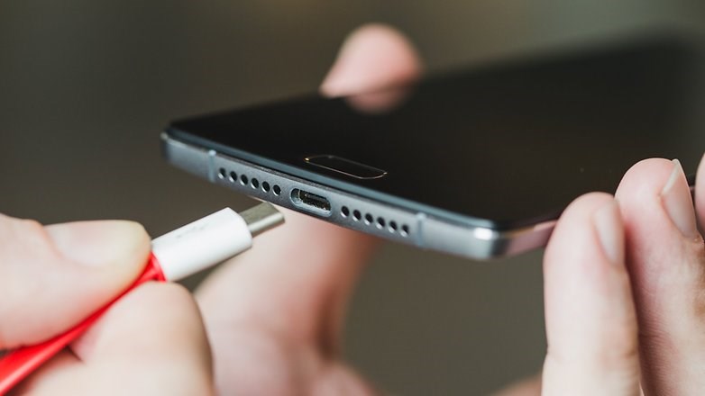 Türkiye’de Tek Tip Şarj Standardı: AB'den Sonra Geçiş Devam Ediyor AB'den sonra Türkiye de tek tip şarj standardına geçiyor