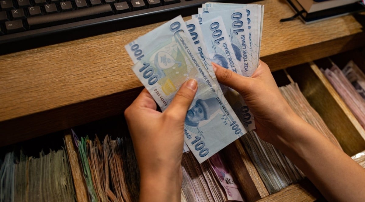 Üniversiteli gençlere nakit destek! Bir ay değil her ay 2000 TL ödenecek