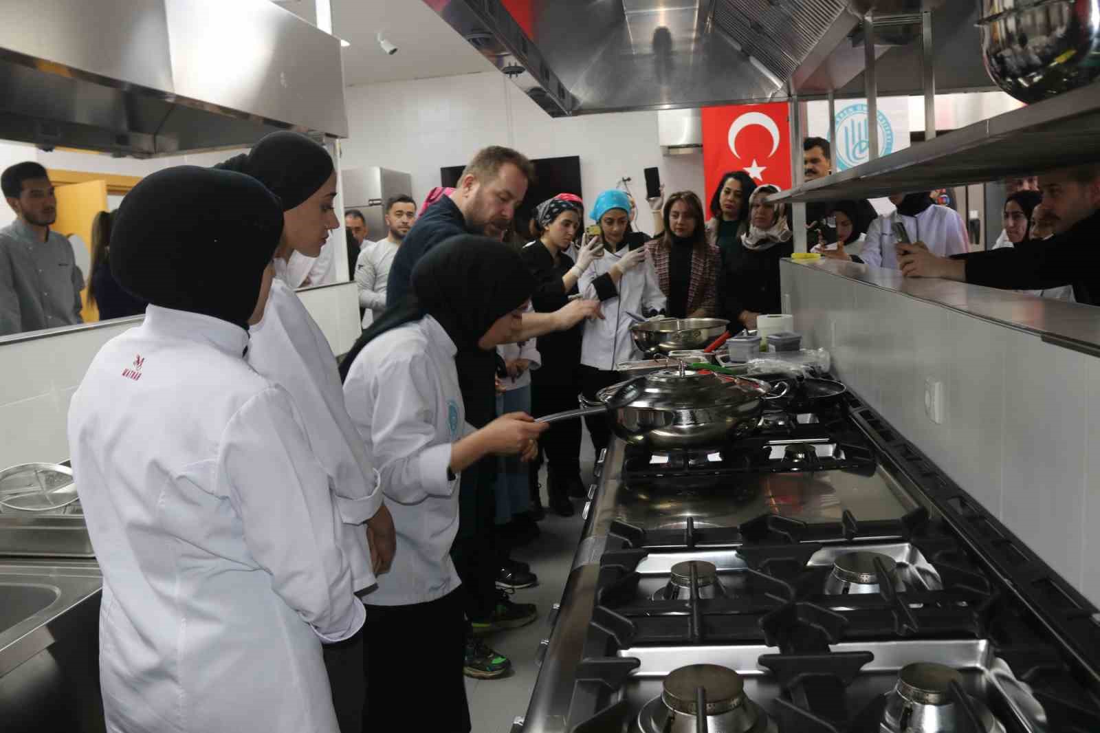Ünlü gastronomi şefi üniversite öğrencileriyle yemek yaptı