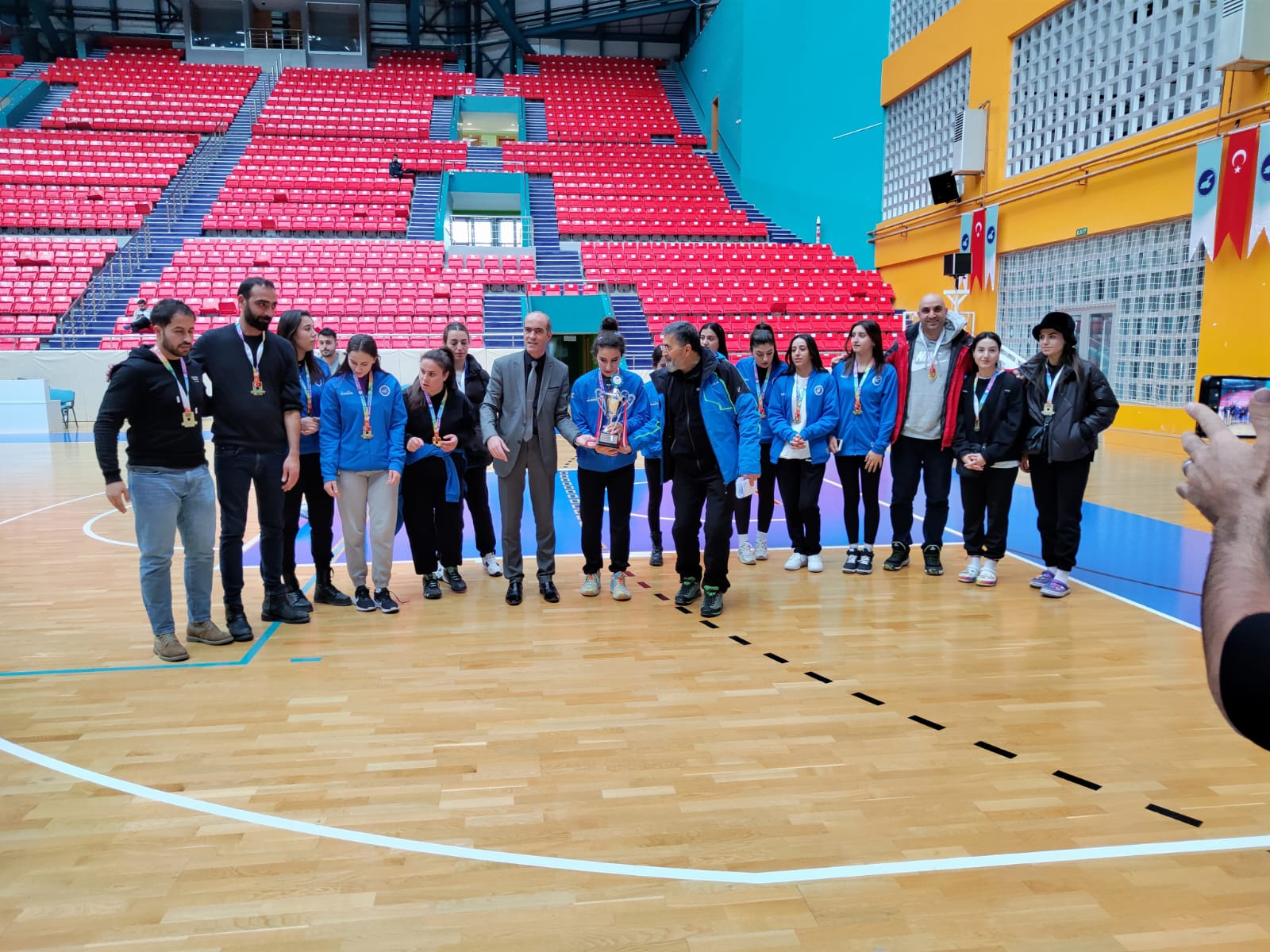 Van YYU Voleybol Takimi Vanda Sampiyonlugunu Ilan Etti
