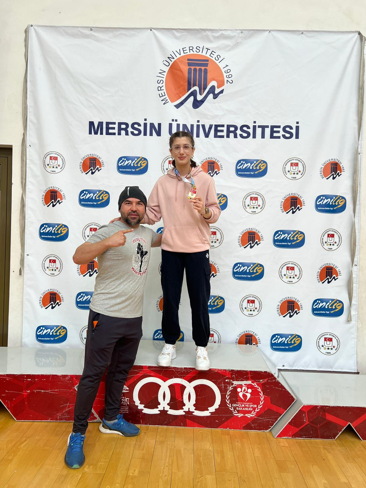 Zbeü Öğrencisi Sudenur Basancı Muaythai Yarışmasından Altın Madalya İle Döndü! - İmza Gazetesi - Zonguldak Haber Merkezi Sudenur Basancı