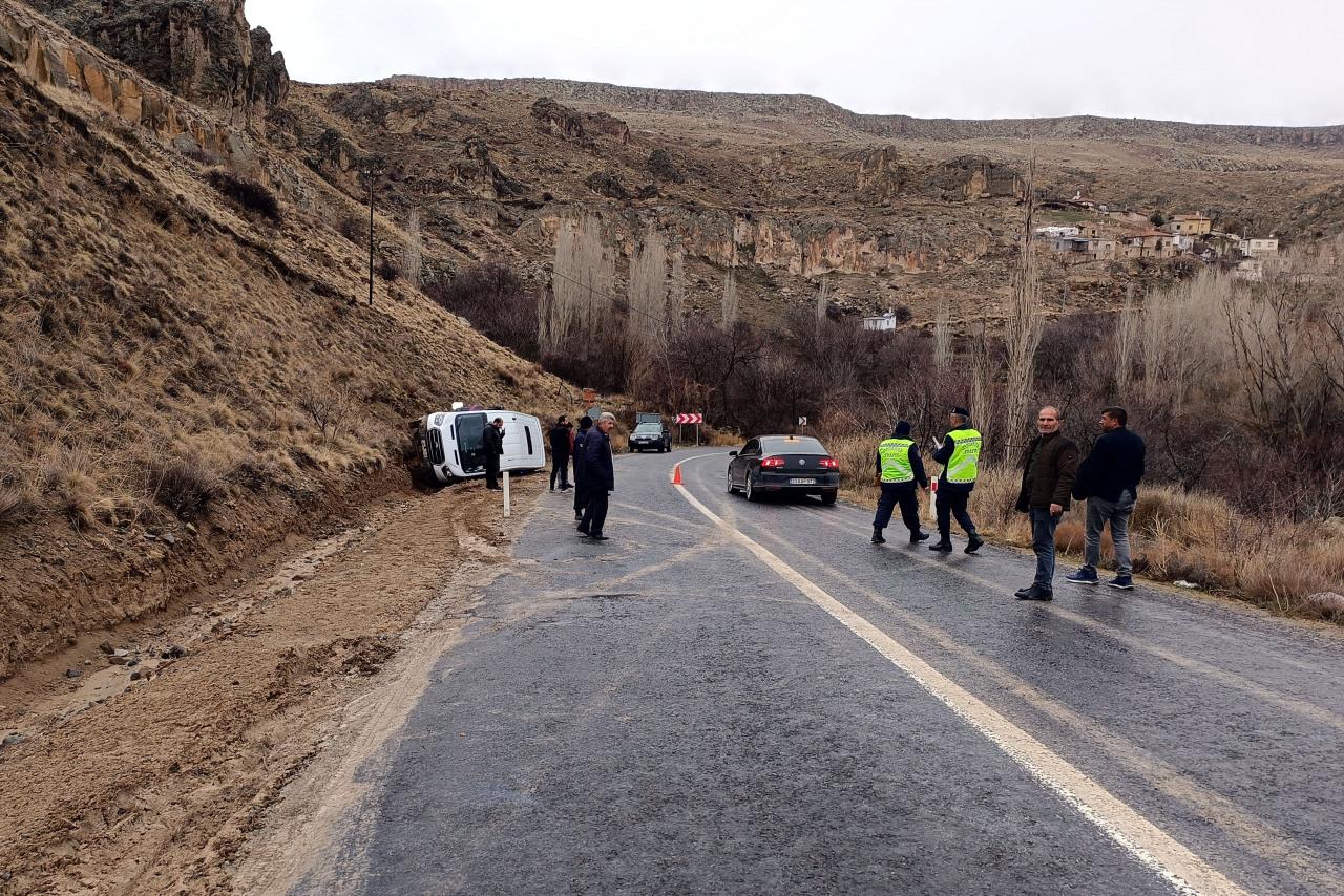 Kayseri'de Öğrenci Servisi Devrilerek 10 Kişi Yaralandı Yaralılar ambulansa alınıyor
