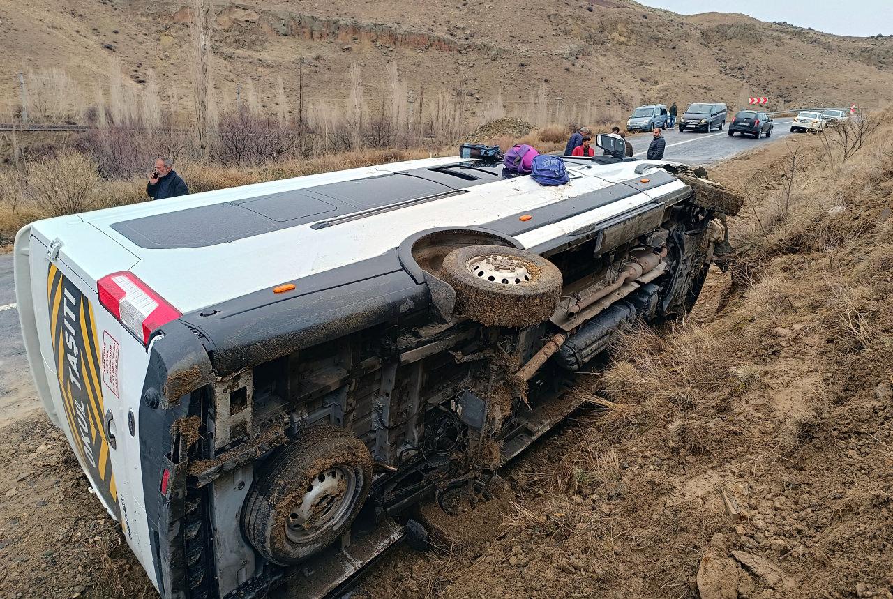 Kayseri'de Öğrenci Servisi Devrilerek 10 Kişi Yaralandı Ambulanslar yaralıları hastaneye götürüyor