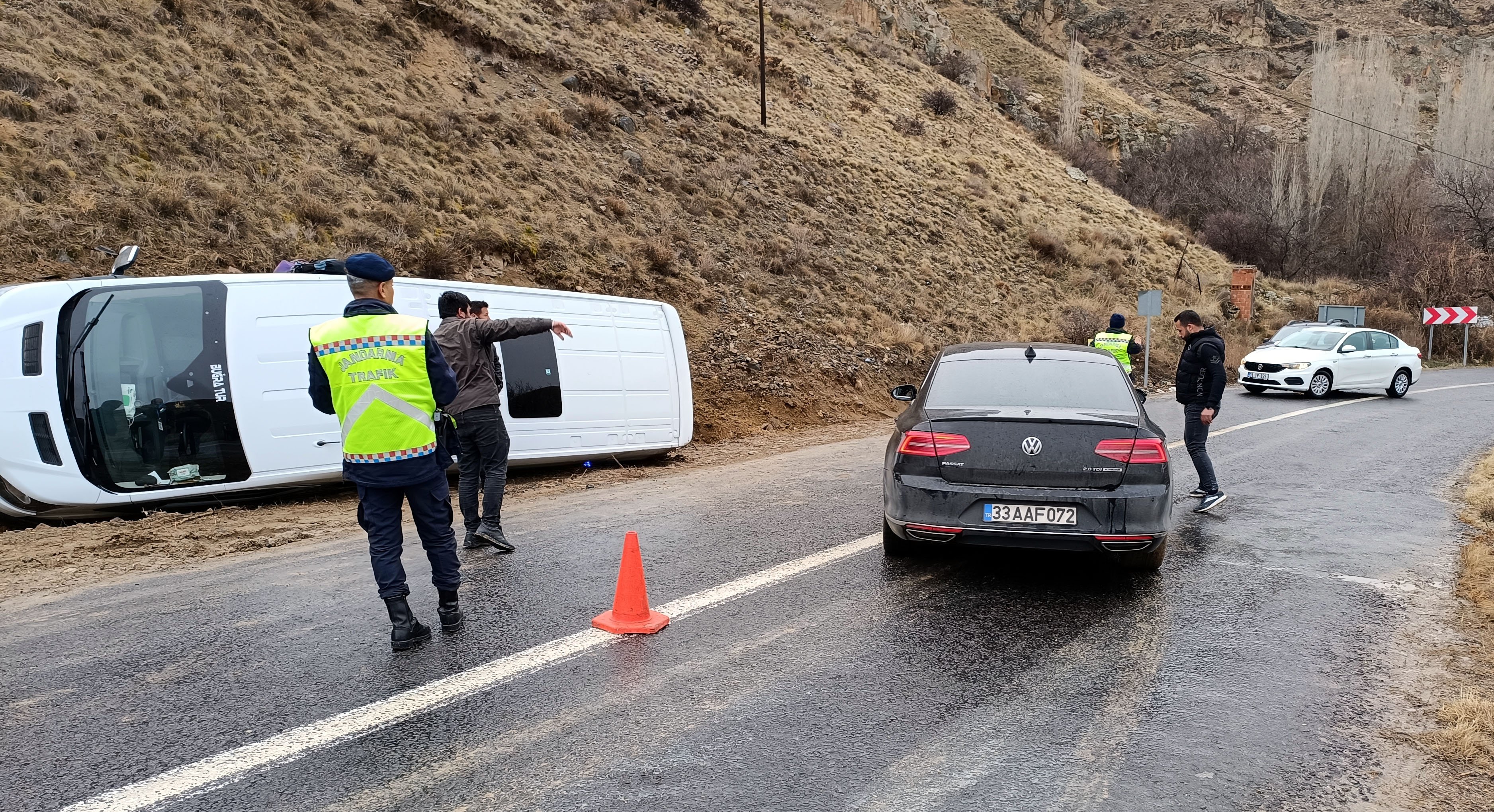 kayseride-ogrenci-servisi-devrildi-10-yenicag3.jpg