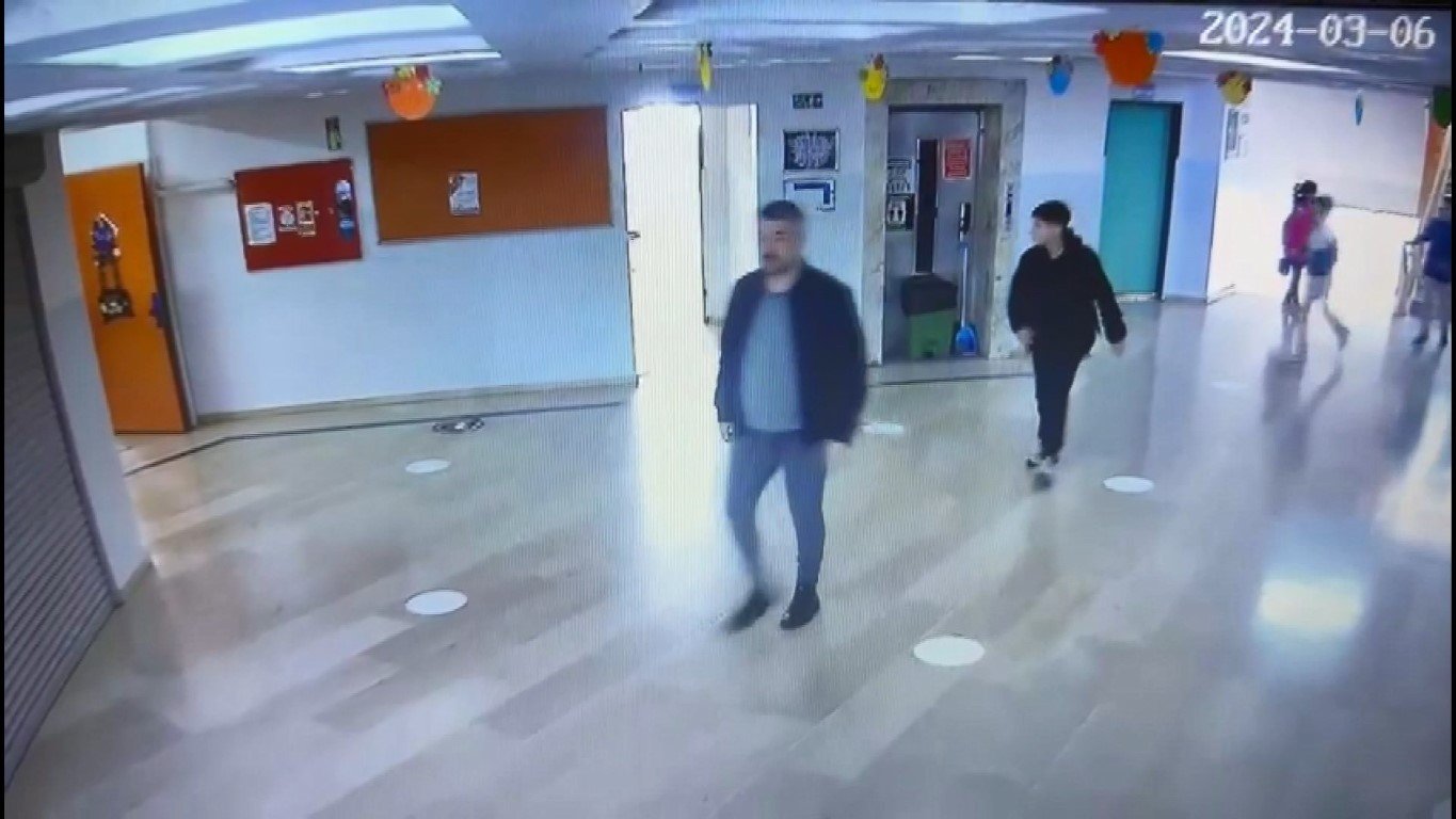 Büyükçekmece'de Veli İle Okul Müdürü Arasındaki Kavgaya Ait Yeni Görüntüler! istanbul-buyukcekmecede-veli-ile-okul-m-22963-2.jpg