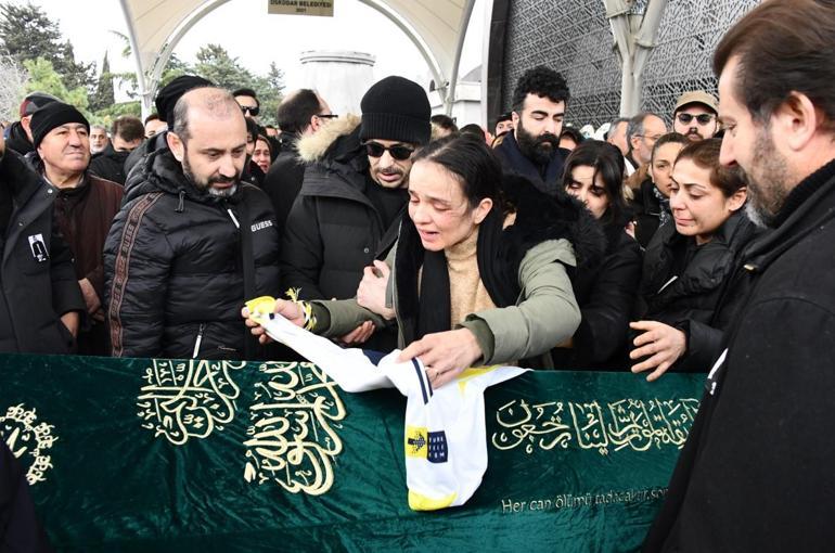 Eş Burcu Deprem: Efe Depremin Son Yolculuğuna Ayakta Duramadı! Efe Deprem son yolculuğuna uğurlandı