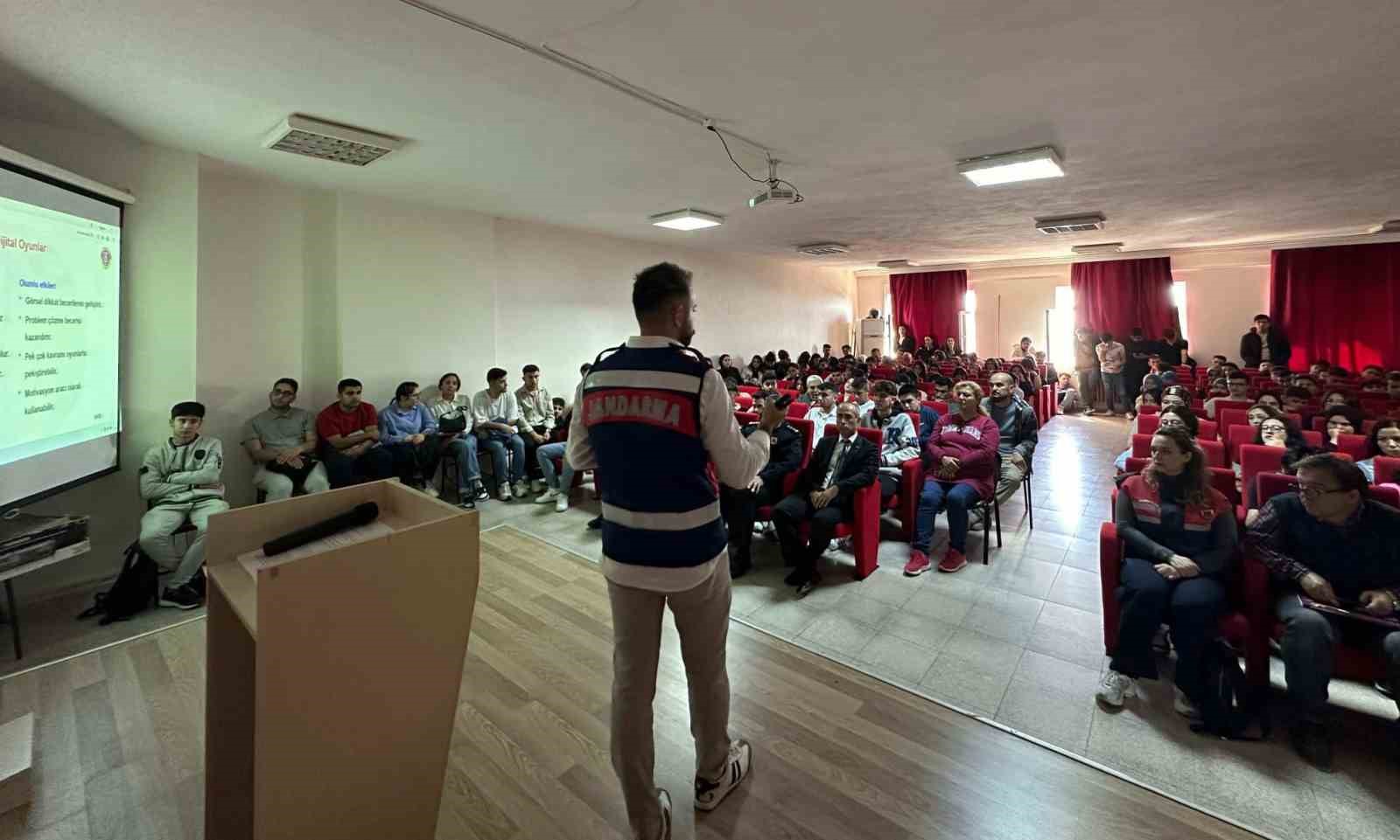 Jandarmadan öğrencilere siber farkındalık eğitimi