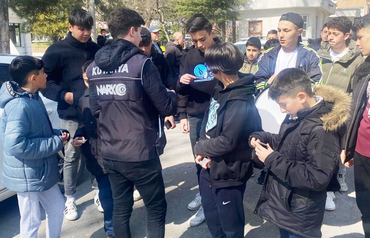 Kutahya Emniyeti Mac Izleyen Seyircilere Egitim Veriyor Bilecik11