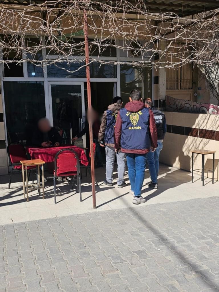 Mardin’de polis ekipleri tarafından okul çevreleri ve servis araçları denetlendi