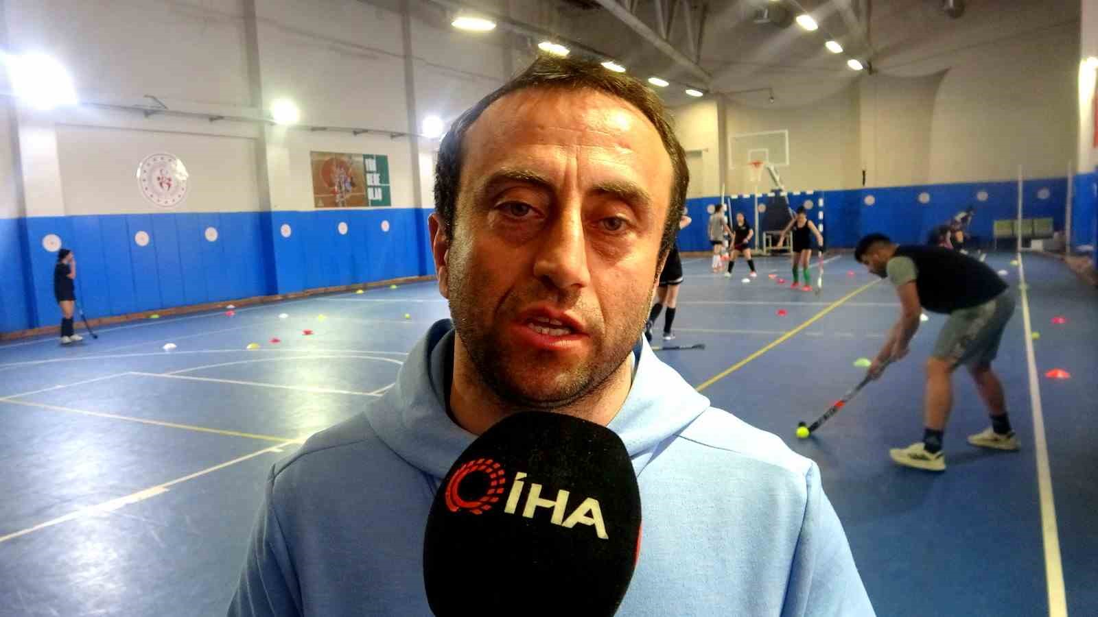 Hem öğrenci, hem de antrenörlük yapıyor