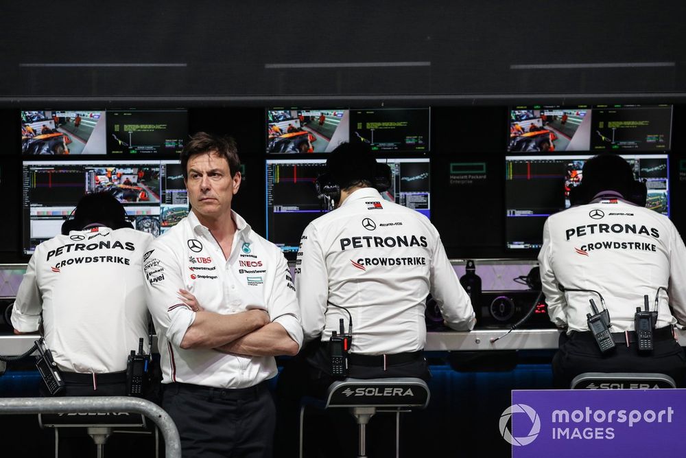 Savaşmadan Kazanmanın Yollarını Aramak Toto Wolff, Takım Müdürü ve CEO, Mercedes-AMG F1 Takımı, pit duvarında