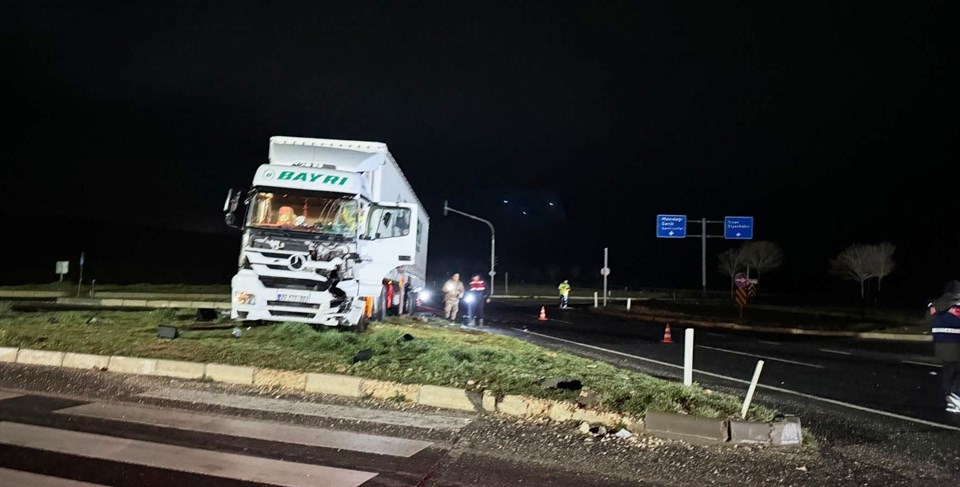 TIR ile Öğrenci ve Öğretmenlerin Taşındığı Minibüs Çarpıştı: 7 Yaralı - Son Dakika Türkiye Haberleri TIR ile öğrenci ve öğretmenlerin taşındığı minibüs çarpıştı: 7 yaralı - 1