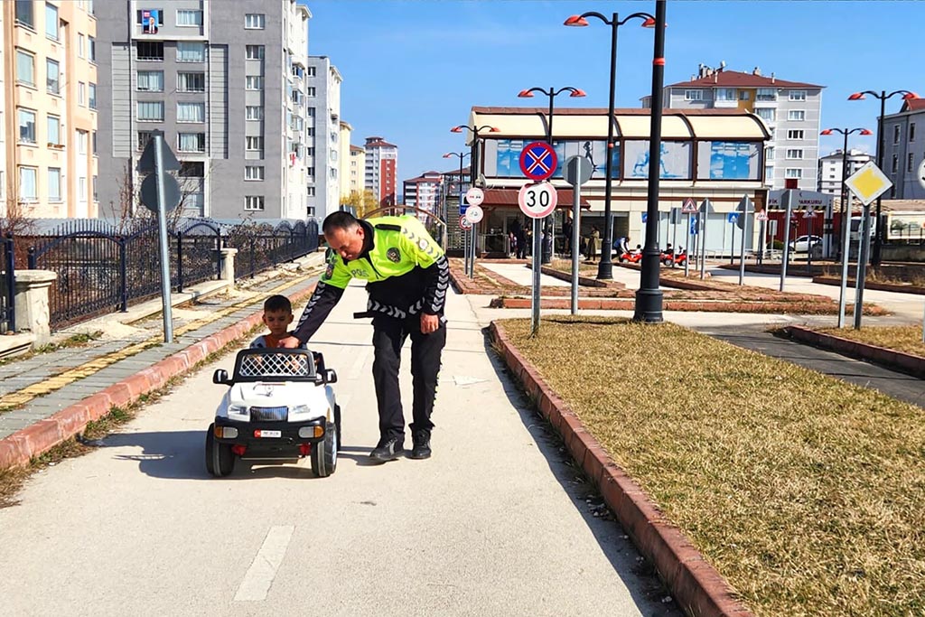 Trafik Ekiplerinden Cocuklara Egitim Guvenli Adimlar Basliyor