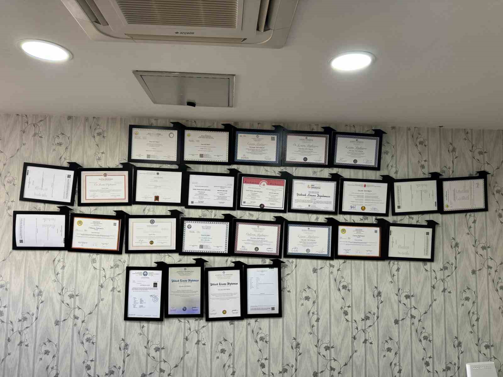 17 yıllık üniversite eğitimine 26 diploma sığdırdı