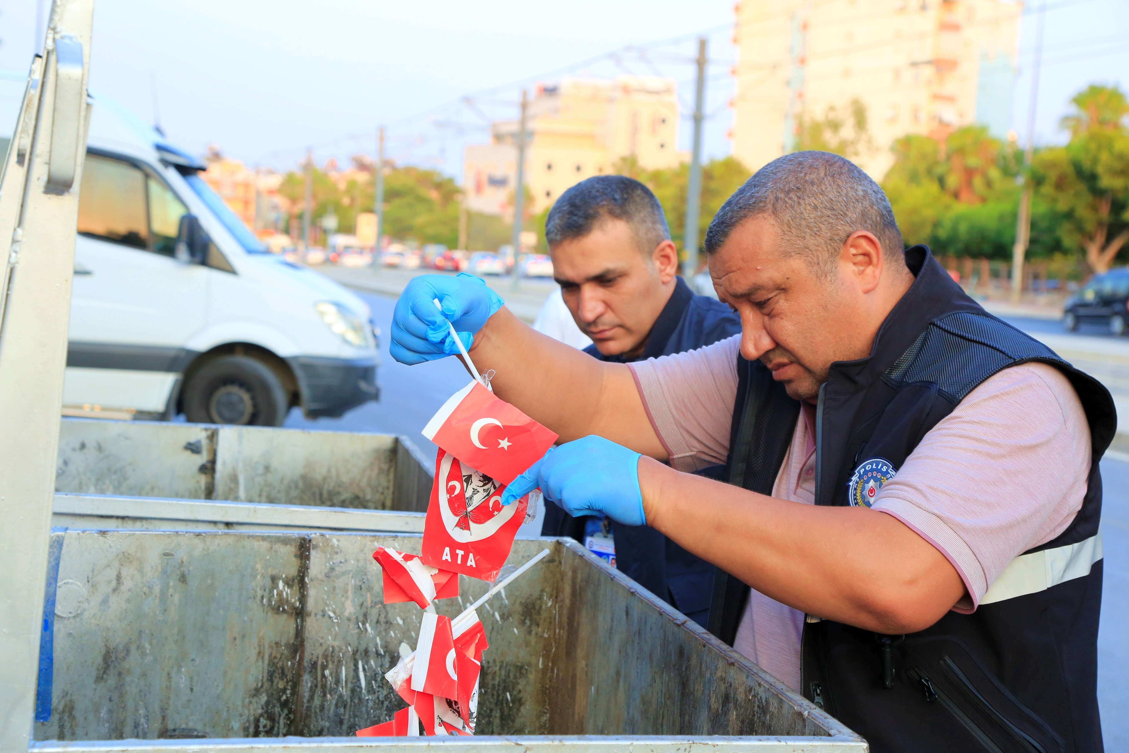 Antalya'da Okul Önünde Bayraklar Çöpe Atıldı: Polis Müdahale Etti Skandal! Antalya'da okul önünde bayraklar çöpe atıldı: Polis harekete geçti