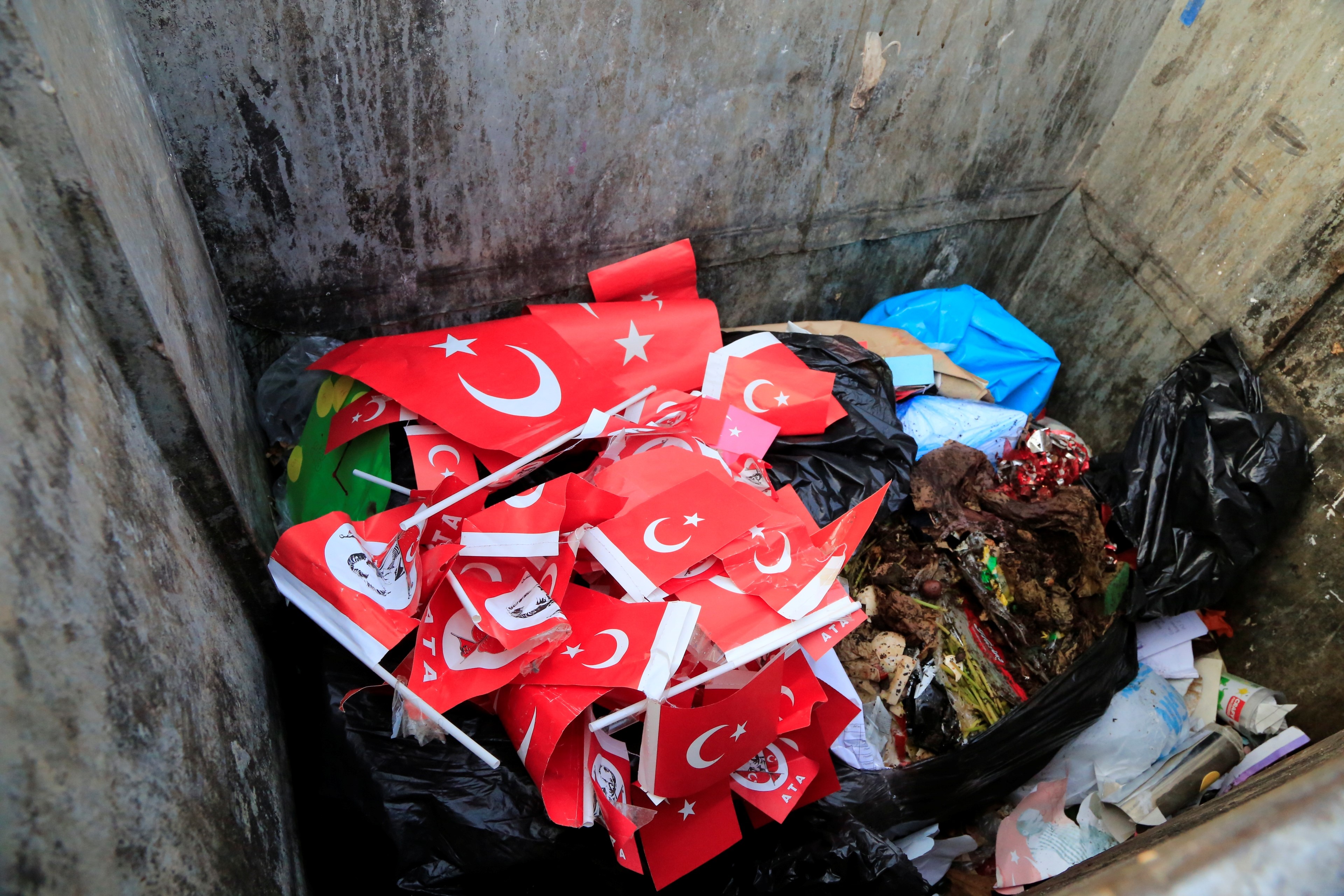 Antalya'da Okul Önünde Bayraklar Çöpe Atıldı: Polis Müdahale Etti Skandal! Antalya'da okul önünde bayraklar çöpe atıldı: Polis harekete geçti