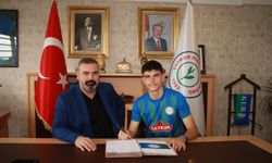 Futbol: Hazırlık Maçı - Yeni Fikirler ve Taktikler Denenecek Çaykur Rizespor'da yeni transfer Muhamed Buljubasic için imza töreni düzenlendi