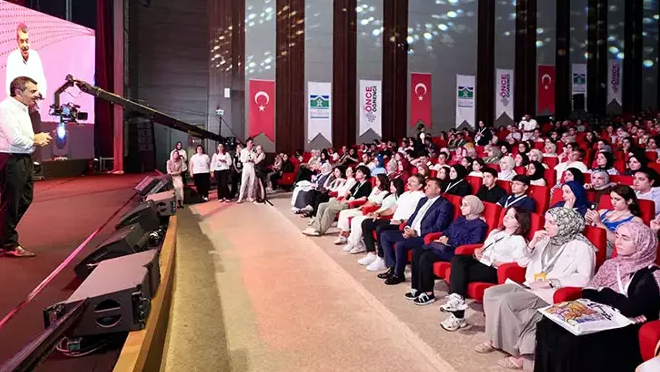 Gençlerle Buluşan Ticaret ve Milli Eğitim Bakanları Heyecan Verdi! Milli Eğitim Bakanı Yusuf Tekin Bahçelievler'de
