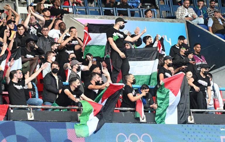 Paris 2024'te Futbol Maçında İsrail'e Karşı Yükselen Protesto Paris 2024te futbol maçında İsrail protestosu