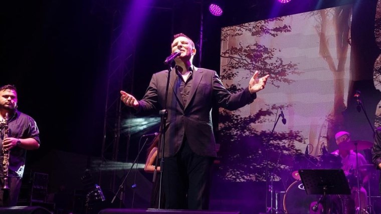 Rafet El Roman Sahnede Karpuz Kesip Tadina Bakti Son
