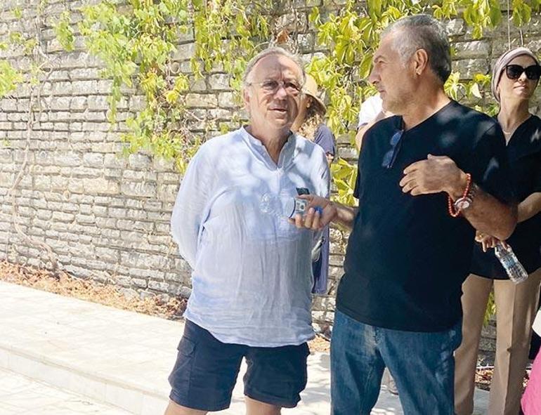 Oyuncu Hakan Yılmaz'ın Babasını Son Yolculuğuna Uğurlama Günü Oyuncu Hakan Yılmazın acı günü: Babasını son yolculuğuna uğurladı