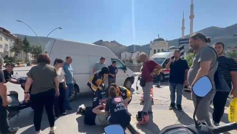 Motosiklet Sürücüsü Minibüse Çarptı, Yaralandı – Kaza Anı Kamerada Minibüse çarpan motosikletin sürücüsü yaralandı; kaza anı kamerada