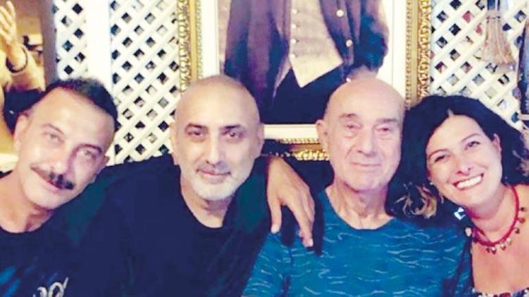 Oyuncu Hakan Yılmaz'ın Babasını Son Yolculuğuna Uğurlama Günü Oyuncu Hakan Yılmazın acı günü: Babasını son yolculuğuna uğurladı