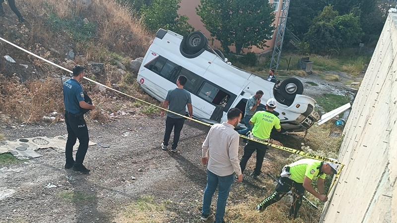 Fındık İşçilerini Taşıyan Minibüs 10 Metreden Uçtu: 14 Yaralı Olay,
