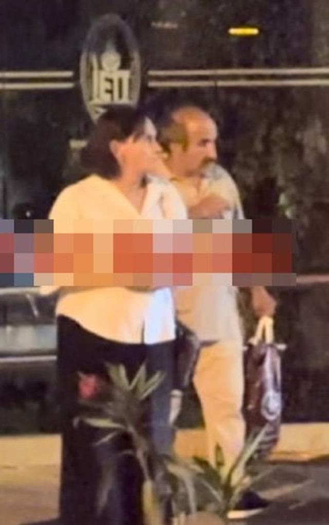 Nur Sürer Otobüs Durağında