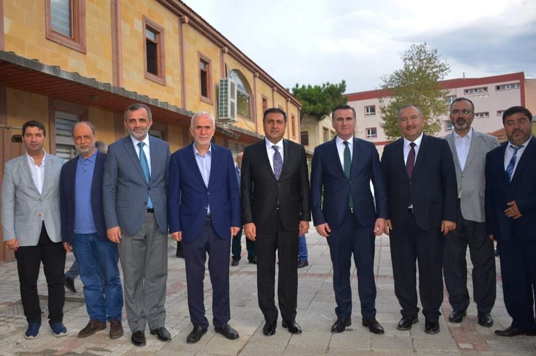 Millî Eğitim Bakanı Yusuf Tekin, Pendik'te İncelemelerde Bulundu. Milli Eğitim Bakanı Yusuf Tekin öğrencilerle