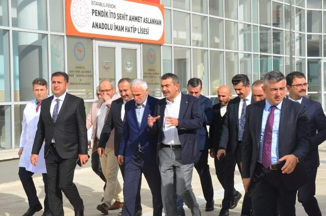 Millî Eğitim Bakanı Yusuf Tekin, Pendik'te İncelemelerde Bulundu. Milli Eğitim Bakanı Yusuf Tekin inceleme yaparken