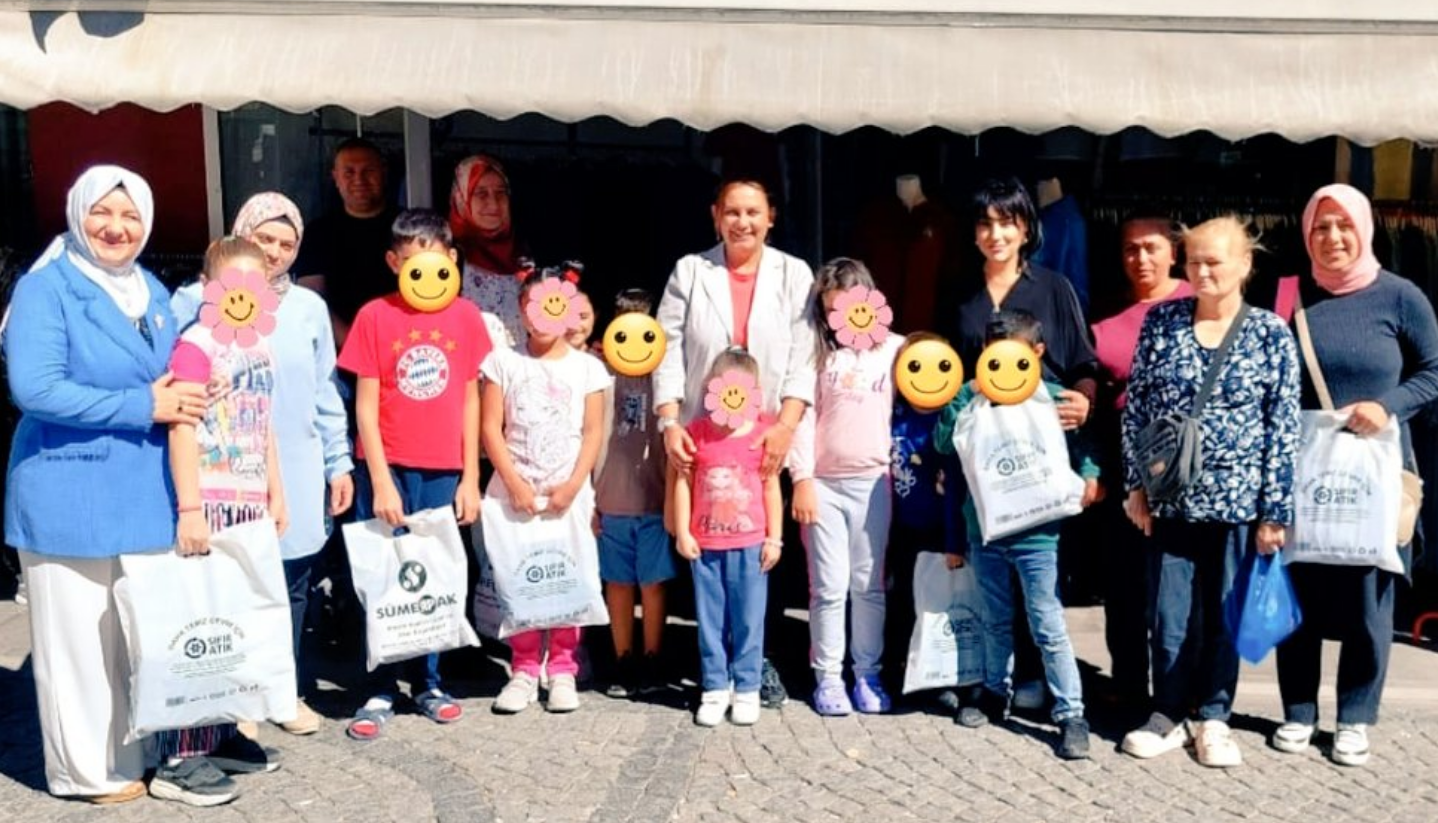 AK Parti Eskişehir Kadın Kolları Çocuklara Okul Malzemeleri Dağıttı AK