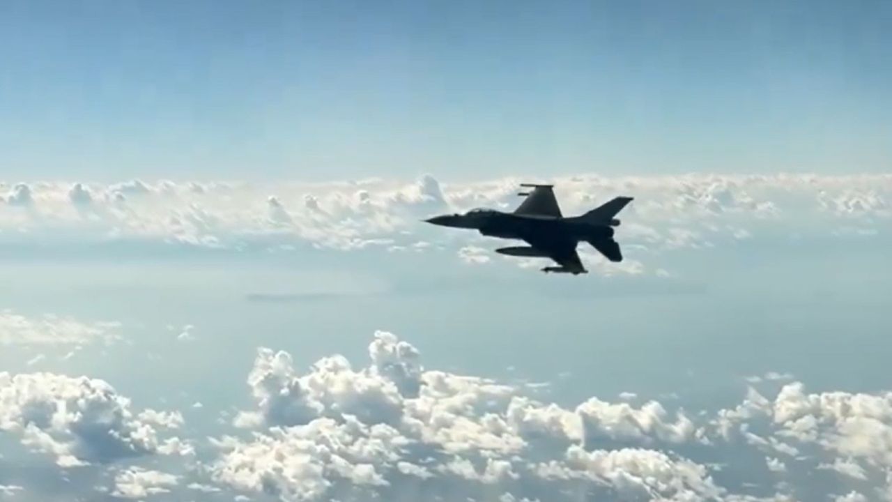 Türk jetlerinden Karadeniz'in uluslararası hava sahasında eğitim
