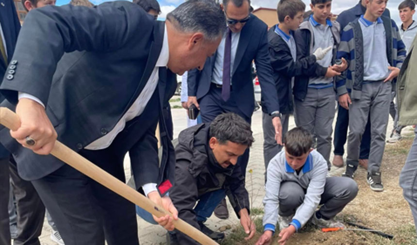 Bayburt İl Milli Eğitim Müdürü, Temizlik Haftası Etkinliklerine Katıldı Okul