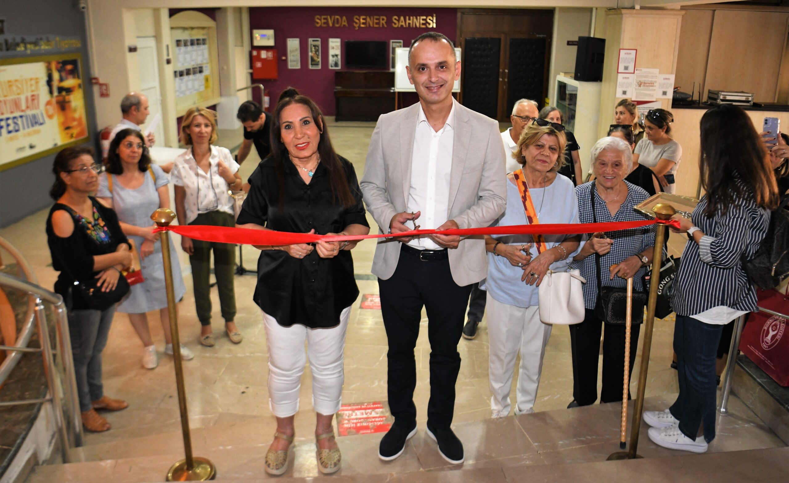 Bornovada Hayaller Gercek Oluyor Emekli Ogretmen Fatma Akgunun Ilk Sergisi scaled