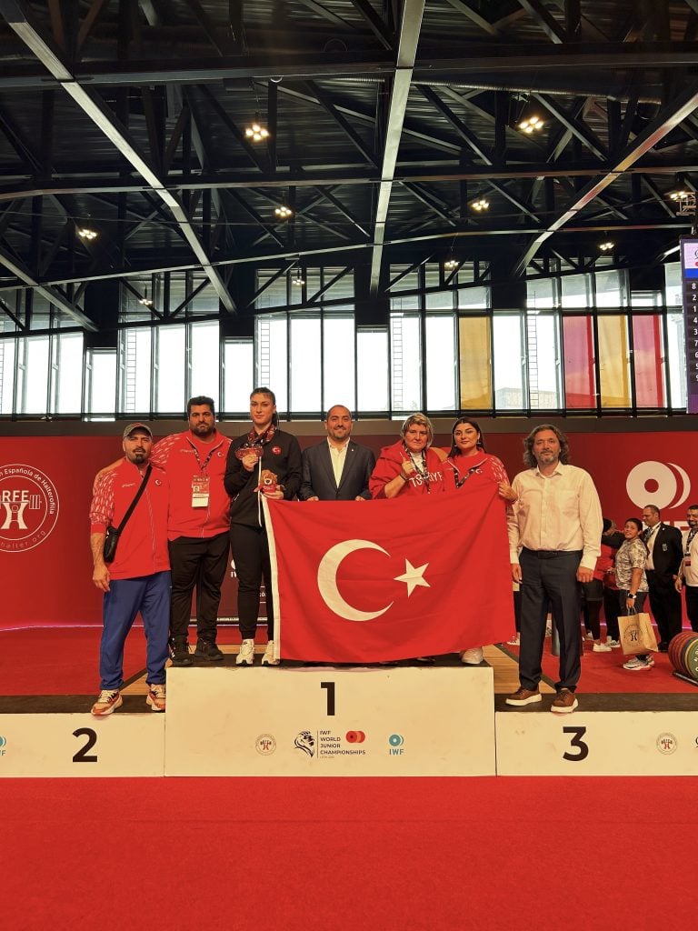 Büşra Çan, Gençler Dünya Şampiyonası'nda Üç Madalya Kazandı! Büşra Çan