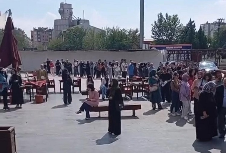 Diyarbakirda Ogrenciler Siraya Girdi Bu Durumun Nedeni Ne