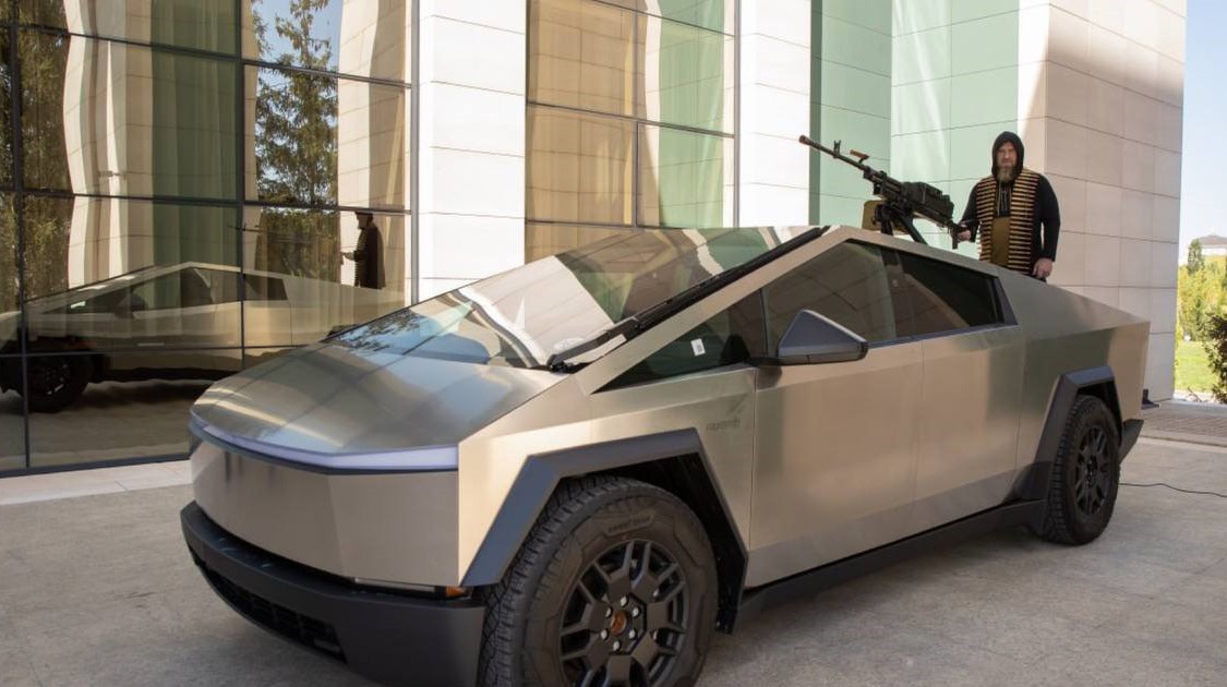 Elon Musk Kadirovun Cybertruckini Uzaktan Kumandayla Kapatti mi