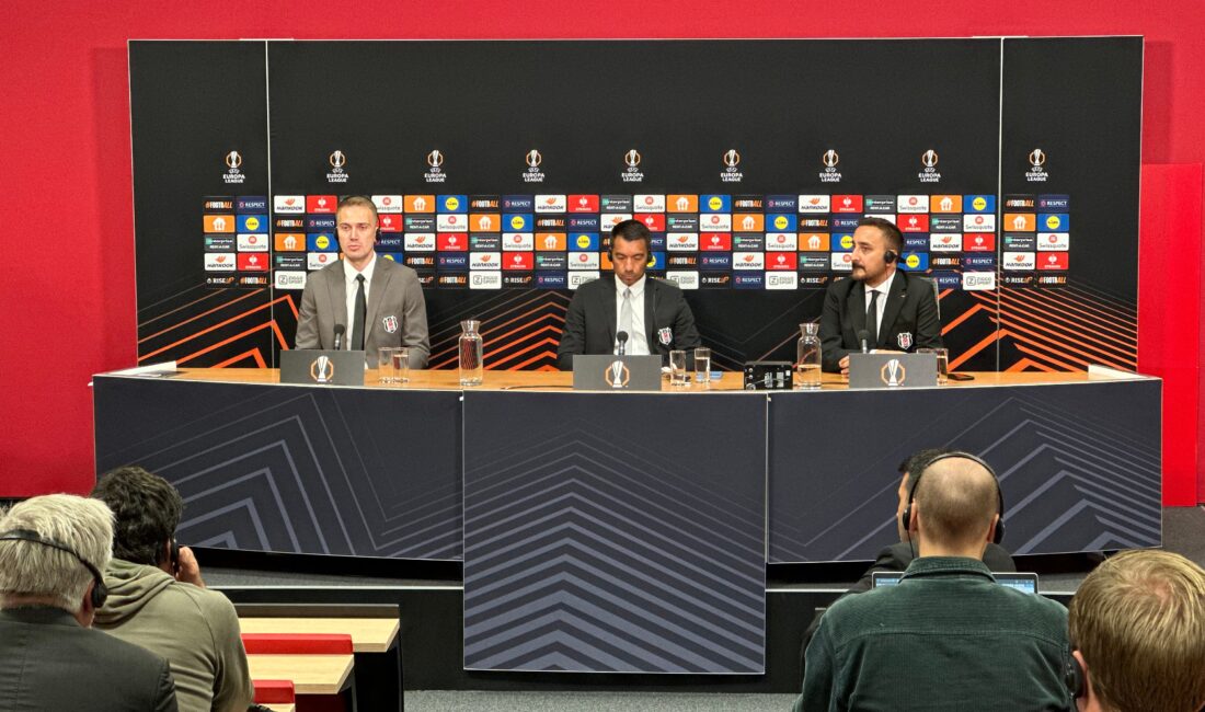 Beşiktaş Teknik Direktörü Giovanni van Bronckhorst ve Kaptan Mert Günok,