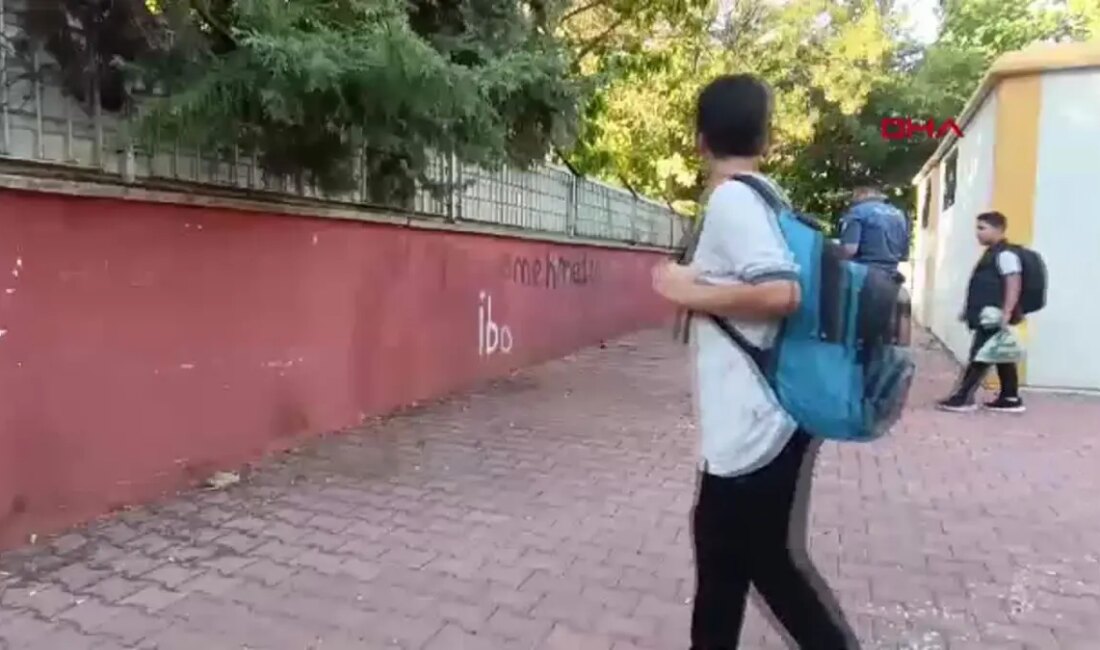 Öğrenciler Arasında Yaşanan Tartışma Fitnat Nuri Tekerekoğlu Anadolu Lisesi Önünde