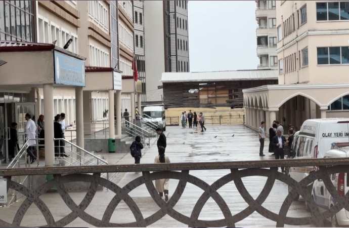 Rize’de Bir İmam Hatip Lisesinde Öğrenci Merdiven Boşluğuna Düştü ve