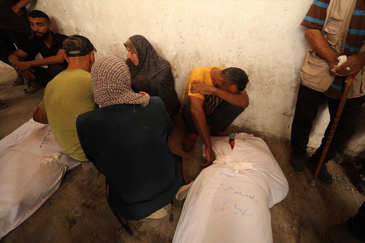 Israil Gazzede Okul ve Saglik Deposunu Vurdu 15 Olu