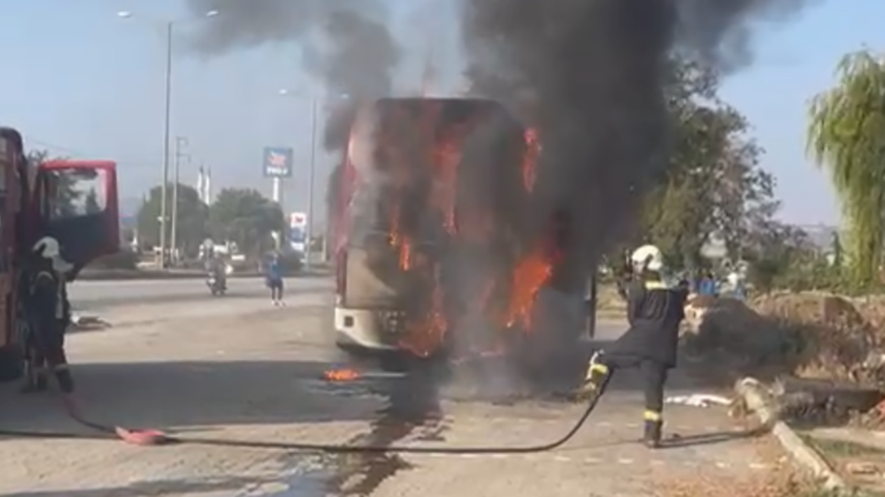 Izmir Deplasmaninda Futbol Takiminin Otobusu Yoldayken Alev Aldi Iz.webp