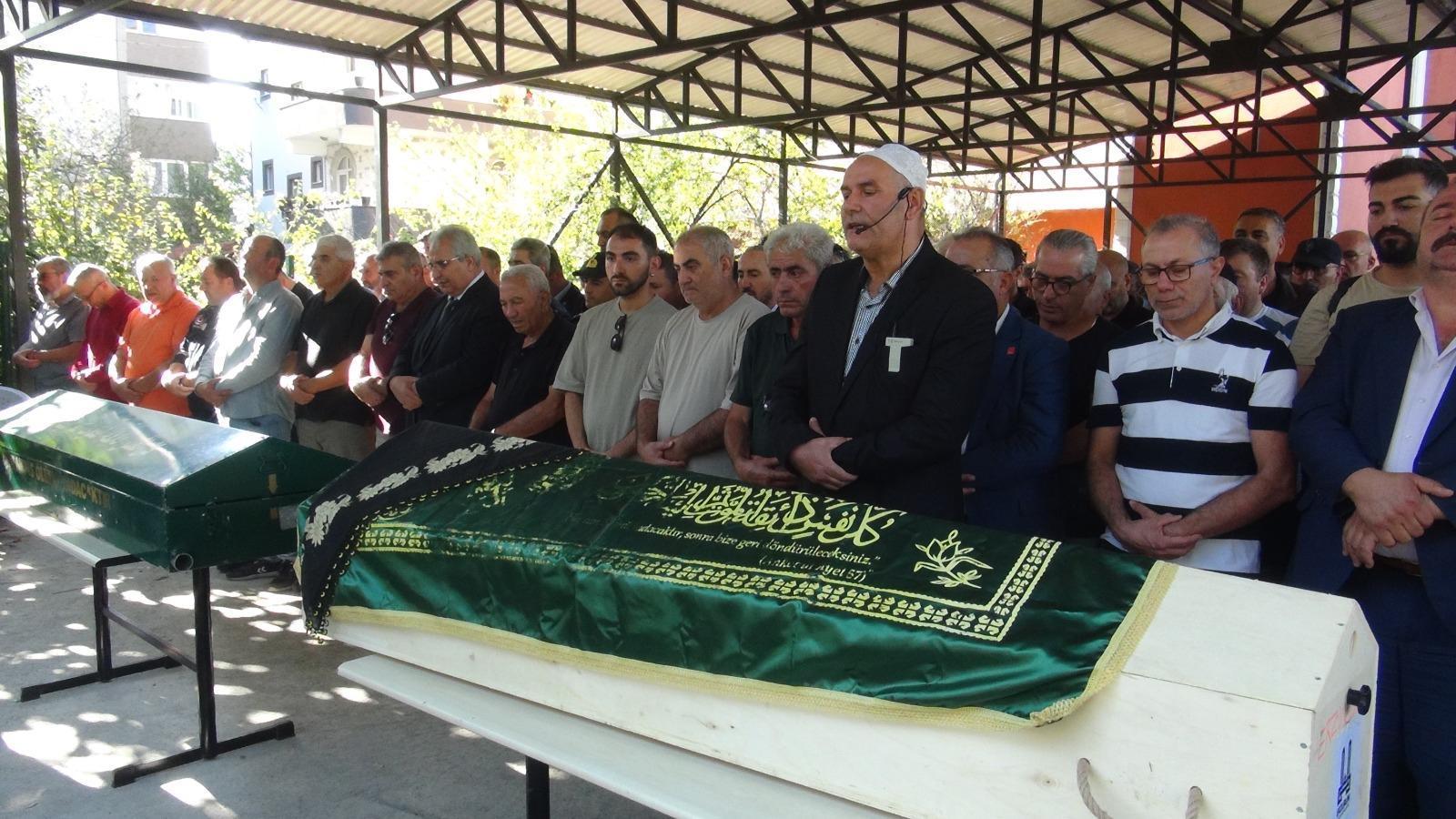 Kizlarinin Universite Kaydini Yaptirmaya Giderken Kazada Olen Cift topraga Verildi