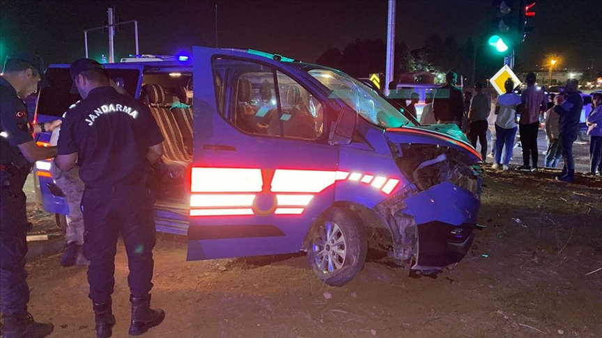 Kars’ta öğrenci servisi ile otomobil çarpıştı: 6 yaralı Kars’ta meydana