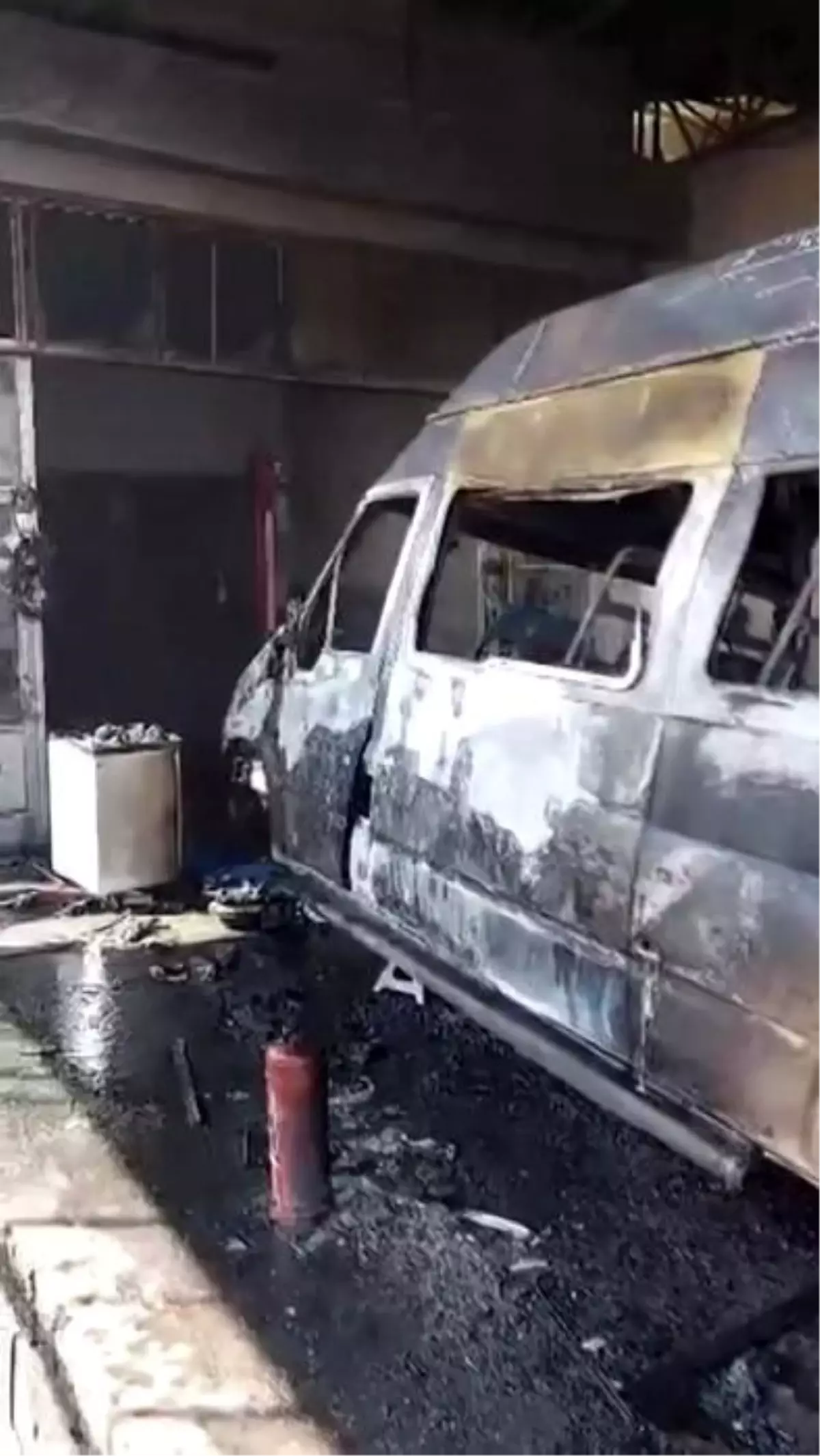 Nevşehir’de Öğrenci Servisi Bakım Sırasında Alev Aldı! Olay Detayları Nevşehir’de